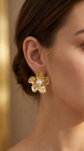 Pendientes Florales Dorados con Perla