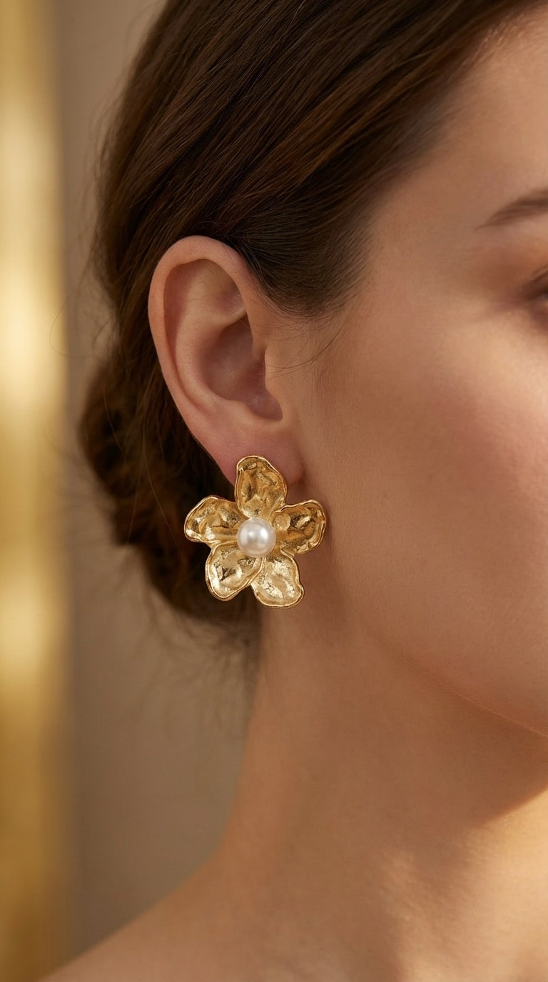 Pendientes Florales Dorados con Perla