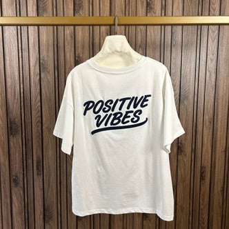 Camiseta de Algodón Premium con Bordado “Positive Vibes”