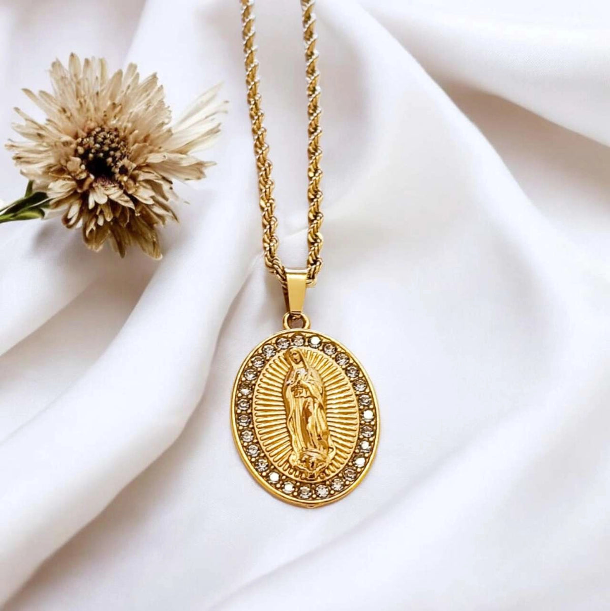 Collar de Cadena Gruesa con Medallón de la Virgen