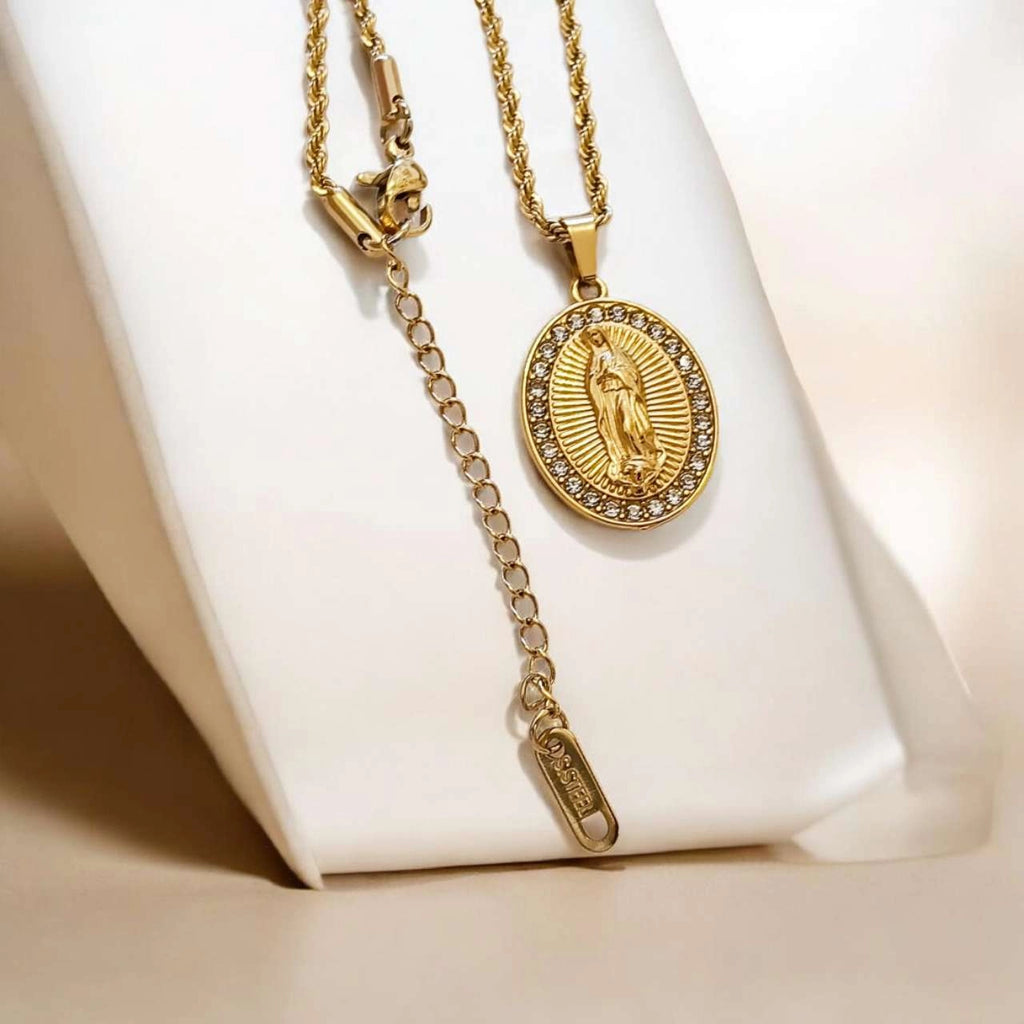 Collar de Cadena Gruesa con Medallón de la Virgen