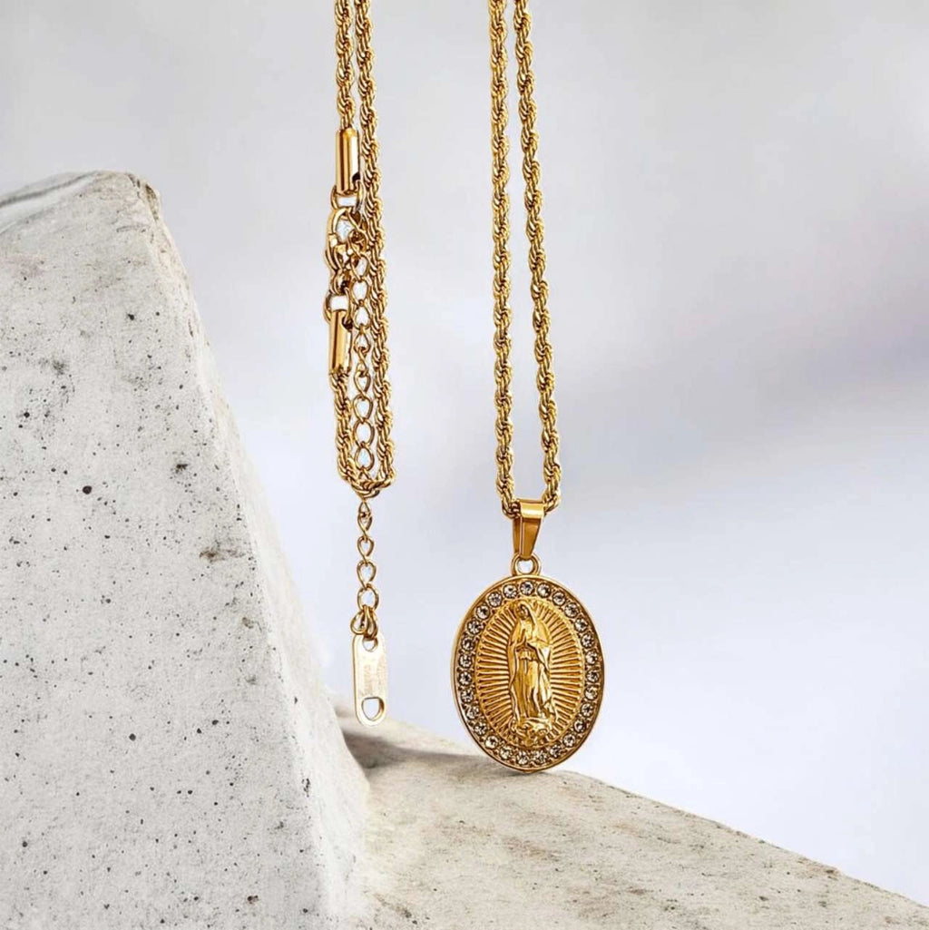 Collar de Cadena Gruesa con Medallón de la Virgen