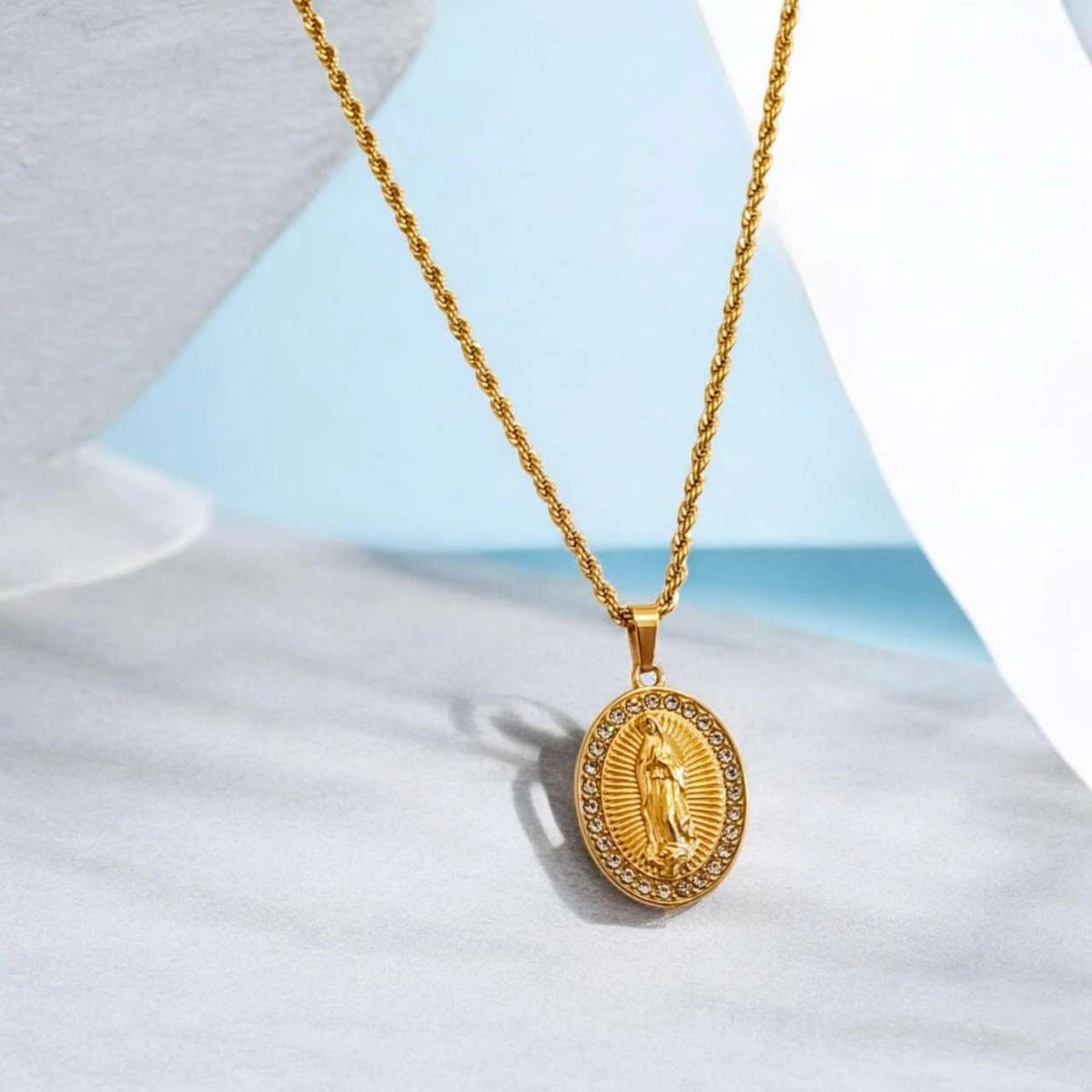 Collar de Cadena Gruesa con Medallón de la Virgen