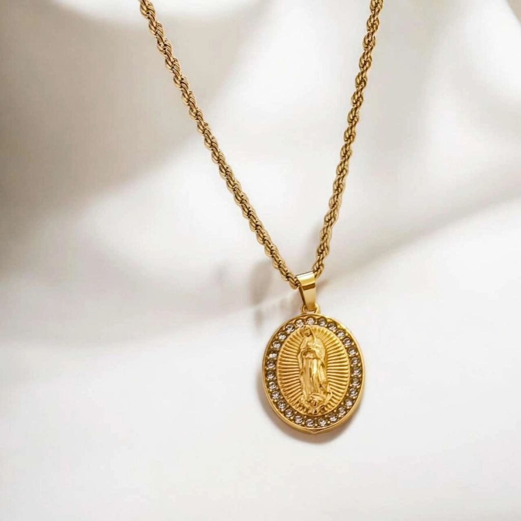 Collar de Cadena Gruesa con Medallón de la Virgen