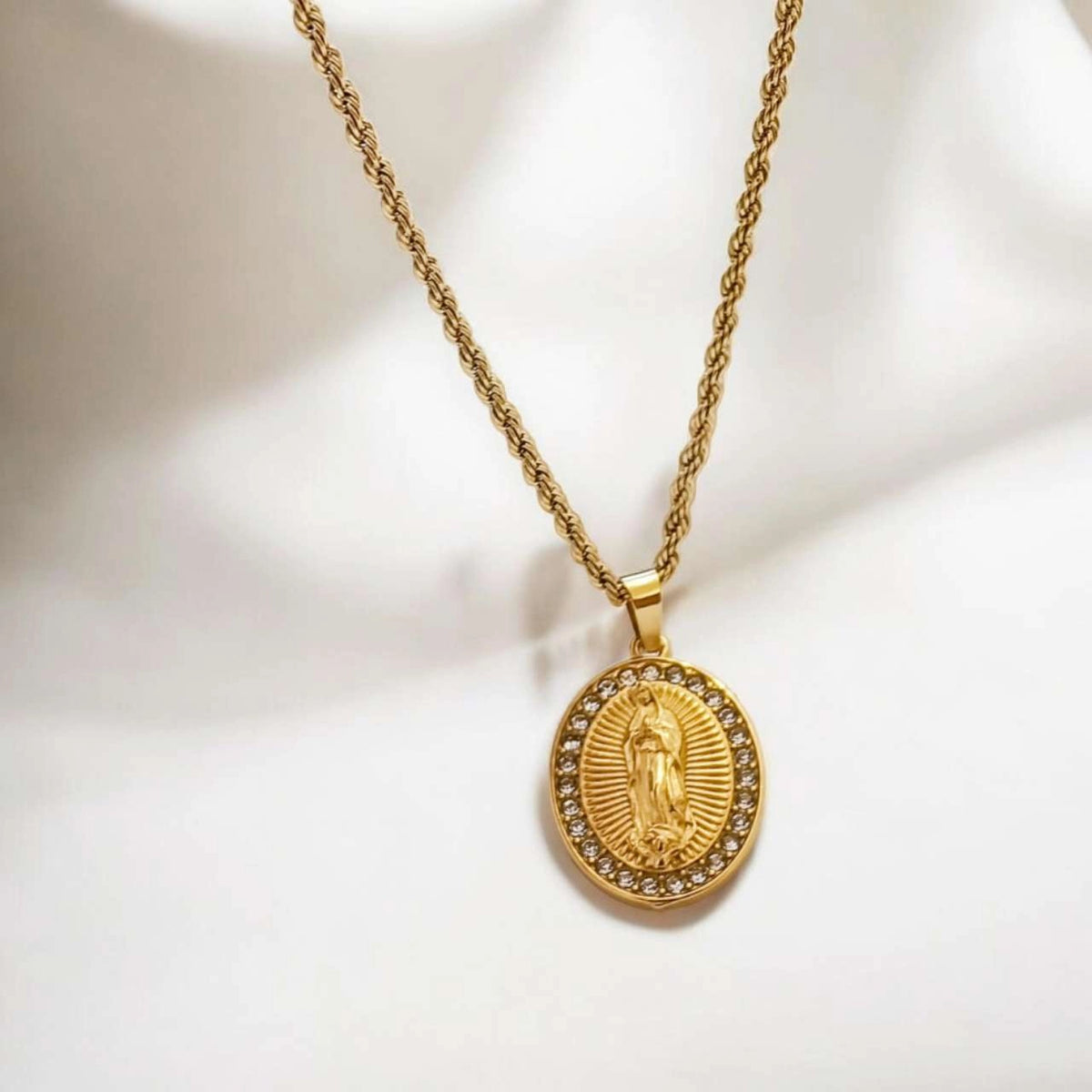 Collar de Cadena Gruesa con Medallón de la Virgen