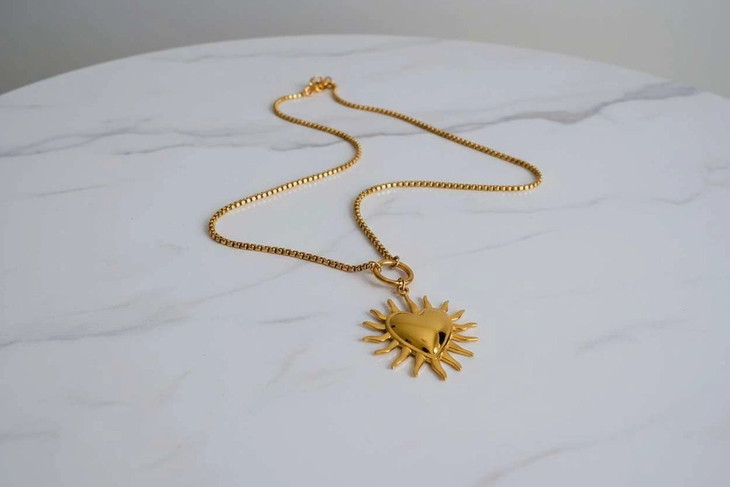 Collar Grueso con Gran Colgante de Sol